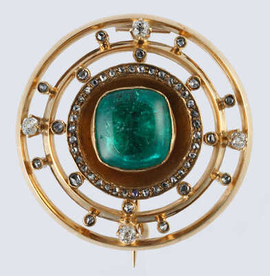 Брошь из желтого металла, общим весом 23,2 грамма, содержит природные вставки: изумруд и бриллианты